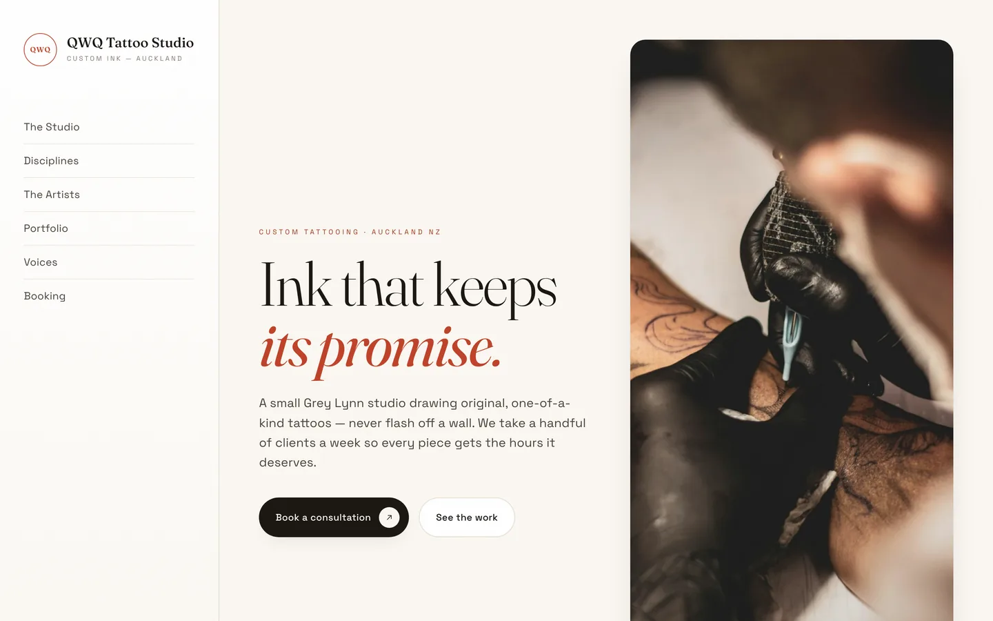 The Editorial Light sample site on desktop